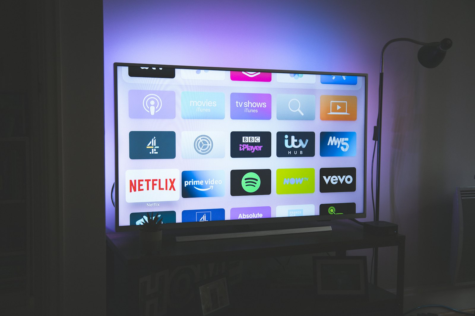 Smart TV 43" with Wall Mount